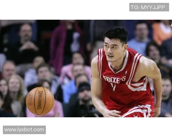 姚明在篮球场上如同摘琵琶般优雅展现技巧与力量的精彩瞬间