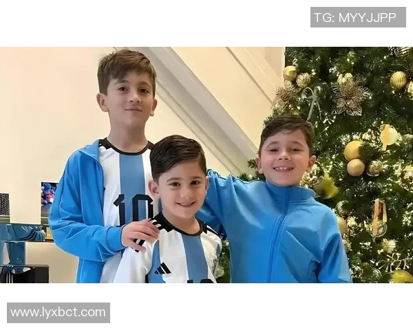 足球明星恶搞儿子视频引发热议网友纷纷点赞评论幽默搞笑瞬间成网络新宠